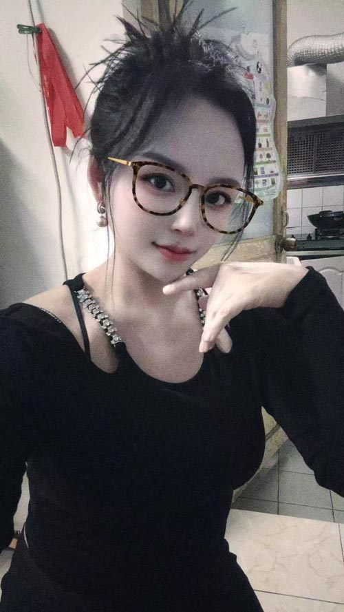 重庆妹子性格活泼善谈交流