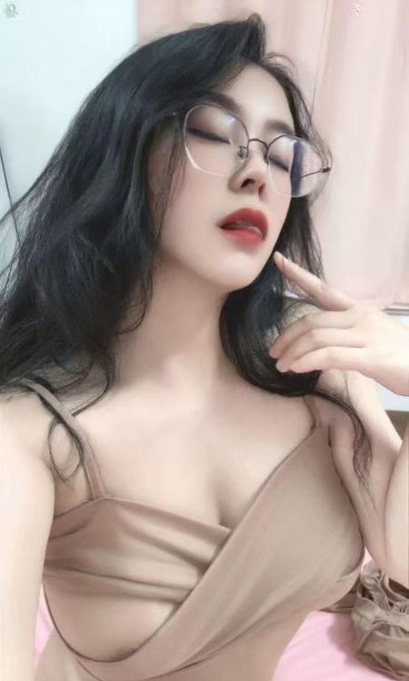 浦东连体衣眼镜女