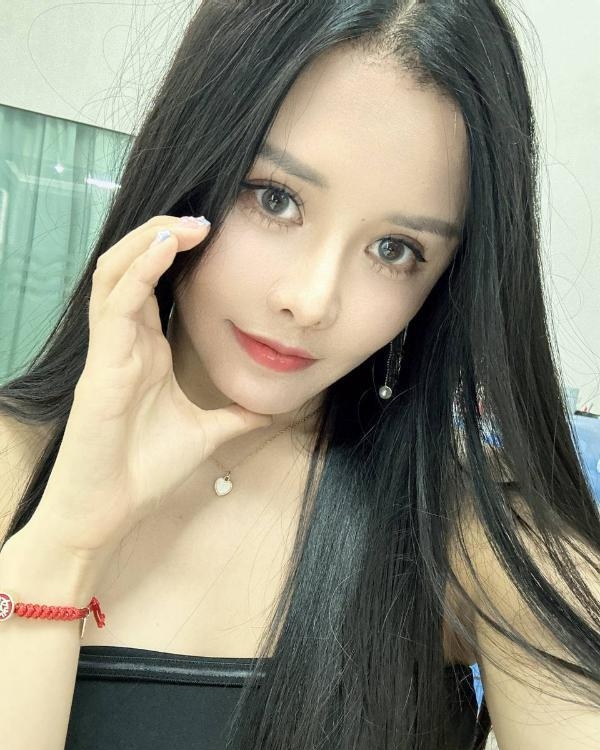 身材火辣长腿Lili